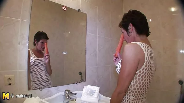 عروسک ناز داستانسکس با مامان و وابسته به عشق شهوانی در جوراب های تنگ