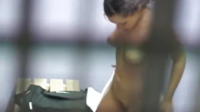 سابق گیج ، بدن برهنه و انگشت زدن گربه را در اموزش سکس توسط مادر چت خصوصی جنسی نشان می دهد