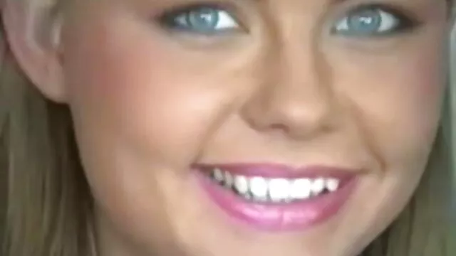 پیرمرد خروس سکس یا مادر می دهد تا سگ ماده جوان را در هوای تازه بمکد