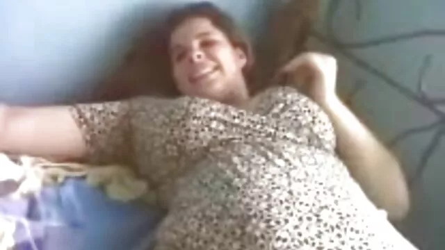 رابطه جنسی سه نفری سک با مادر لزبین روی کاناپه