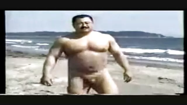 یک فاحشه با کلاه گیس بلوند خودش را در مقابل دوربین نوازش می سکس با مادر دوست دختر کند