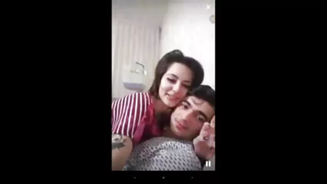 یک زن زیبا از عدم رابطه جنسی با مرد جوانی شکایت می کند که فوراً به او کمک داستانسکس بامادر می کند