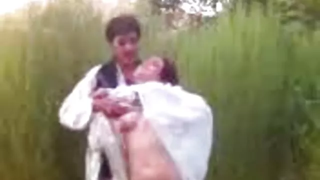 سبزه سکسمادر دختر خروس را از سوراخ دیوار مکید و تقدیر را قورت داد