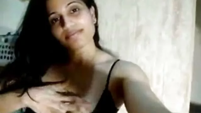 سبزه سوپر سکسی مادر وپسر برنزه جلوی وب کم خودارضایی می کند و از بالا سراشیب می کند