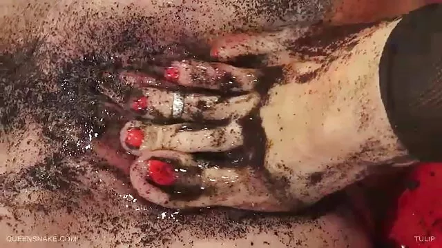 پس از رنگ آمیزی گربه قرمز سوپر با مادر و الاغ ، سبزه شلغم را مکید