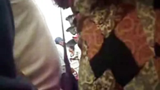 مونیکا روی زانوهاش فیلم سکسی مادر حشری لیسین کونش را لیس می زند
