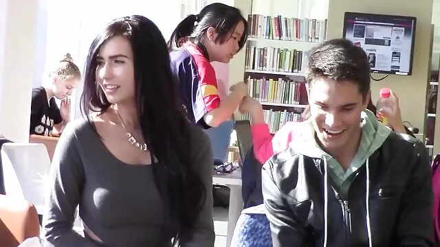 زنی که در ساحل دست می دهد sex با مادر