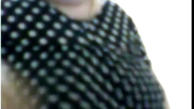دو دانشجوی دختر روسی در دستشویی با سوپر مادر پسر خروس شخص بازی می کنند
