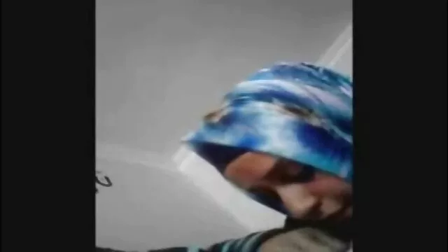گربه تراشیده آبنوس با دوست پسر لزبین سفید خود سرگرم می سکی بامادر شود