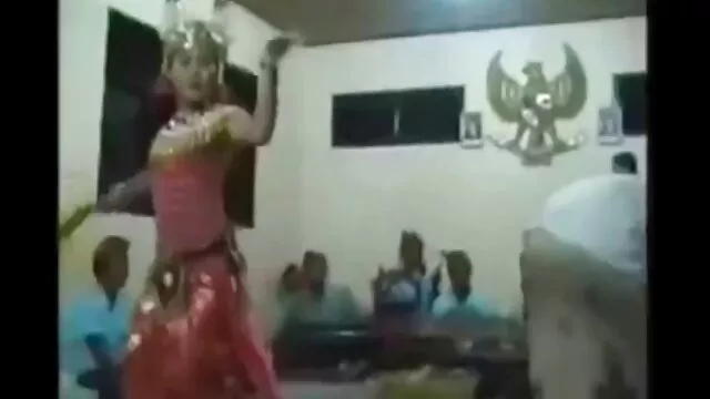 زیبایی آبدار ریتا روی صورت او جمع می شود خاطرات سکس با مادر زن