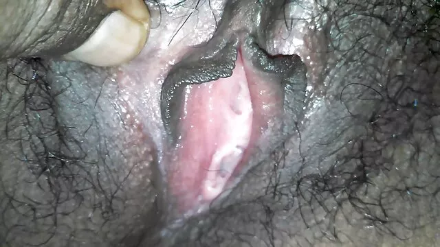 انگشت سبزه پر زرق و برق مانگا را با یک خروس لاستیکی در Ruskams خصوصی انگشت گذاری کرد کلیپ سکس با مادر زن