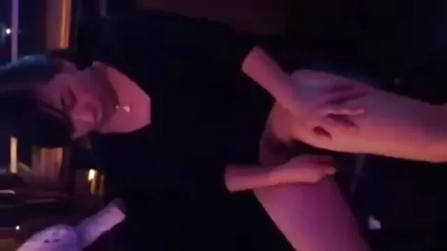 پرستار سکس مادر بزرگها لاتکس بیمار را لمس می کند